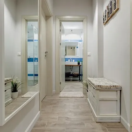 Apartment Silver & Gold *